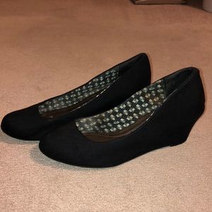 Black wedges